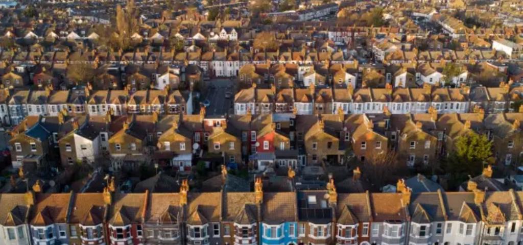 Την μεγαλύτερη πτώση από το 2009 σημείωσαν οι τιμές κατοικιών στη Βρετανία